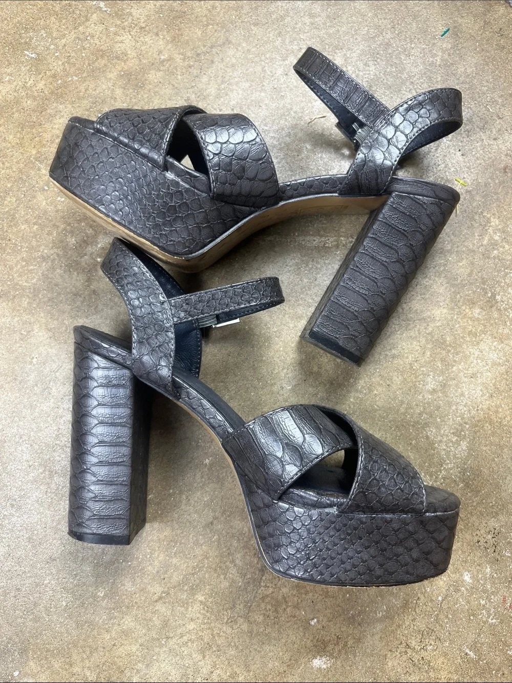ShuShop Metallic Grey Croc-Embossed Platform Sandals with Block Heel Size: 7 1/2